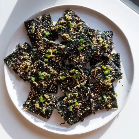 Crispy, golden-brown Snacks de Vague Surf, a delightful treat seasoned with sesame and chili flakes.